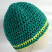 Le bonnet en laine vert Gaydon crocheté à la main.