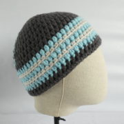 Vu de profil du bonnet gris et bleu Granville.