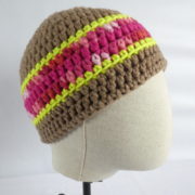 Vu de profil du bonnet terre et rose.