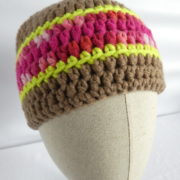 Le bonnet en laine crocheté terre et rose nommé Houlgate.
