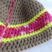 Détail de la bande rose chiné du bonnet Houlgate.