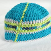 Détail de l'arrière du bonnet en laine turquoise et bleu.