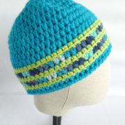 Vue de profil du bonnet bleu turquoise.