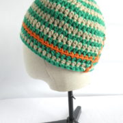 Une autre vue du bonnet vert et beige en laine.