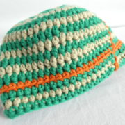 La rayure orange rend le bonnet vert et beige bien sympathique.
