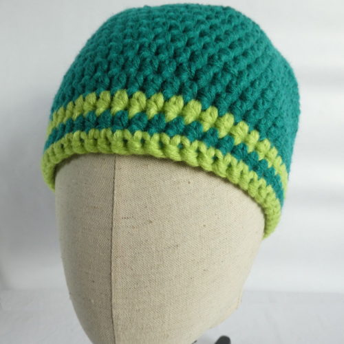 Le bonnet vert Gaydon en laine avec les deux rayures.