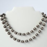 Le long collier café au lait sur deux rangs.