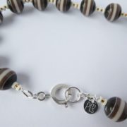 Le joli fermoir du collier café au lait.
