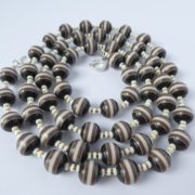 Les rayures du collier café au lait créent une illusion d'optique.