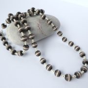 Long collier aux rayures couleur café au lait.