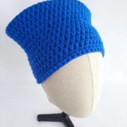 Une façon originale de porter le bonnet bleu en laine Dinard.
