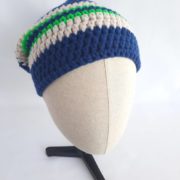 Du vert fluo éclaire le bleu marine du bonnet en laine Roscoff.