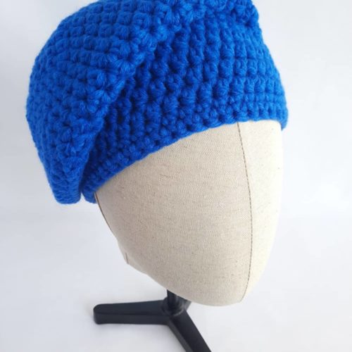 Le bonnet bleu en laine Dinard porté sur le côté.