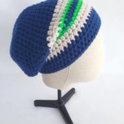 Vue de profil du bonnet en laine bleu marine Roscoff.