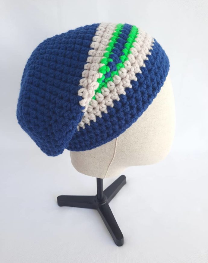 Vue de profil du bonnet en laine bleu marine Roscoff.