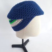 On peut porter le bonnet en laine bleu marine Roscoff façon casquette.