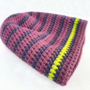 Un bonnet prune et cassis en laine crocheté à la main.