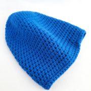 Un joli bleu uni pour ce bonnet en laine.