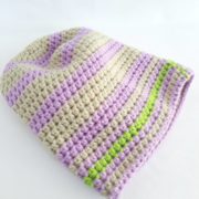 Un peu de vert fluo pour ce bonnet mauve et chanvre en laine.