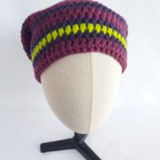 Un joli bonnet prune et cassis en laine Dinan.