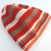 Le bonnet crocheté à la main en laine rouge.