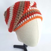Le bonnet en laine rouge Morlaix penché sur le côté.
