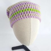 Le bonnet mauve et chanvre en laine crocheté à la main.