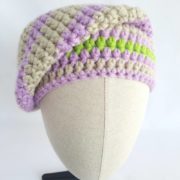 Le bonnet mauve et chanvre Cancale porté sur le côté.