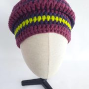 Prune et cassis sont les couleurs de ce bonnet en laine.