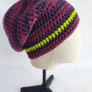 Un bonnet en laine aux couleurs de fruits rouges.