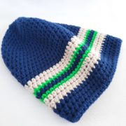 Gros plan sur les mailles crochetées du bonnet bleu marine Roscoff.