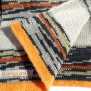 Des rayures chanvre et noires pour cette écharpe en laine fine à rayures.