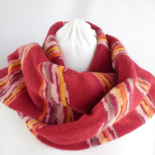L'écharpe en laine fine à rayures rouges.