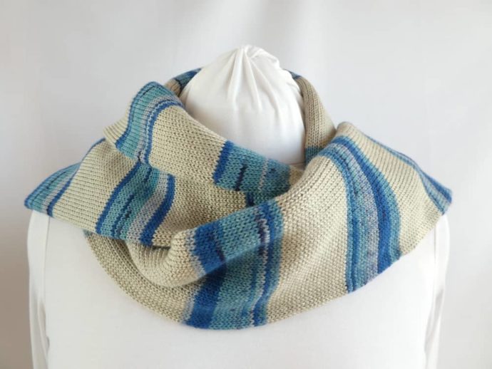 L'écharpe en laine fine à rayures chanvre et bleues.