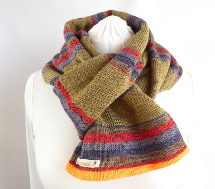 L'écharpe en laine fine à rayures kaki.