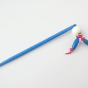 Le bijou d'écharpe bleu Pamalussi qui peut aussi servir de pic à chignon.