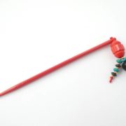 Le bijou d'écharpe de couleur rouge de l'atelier Pamalussi.