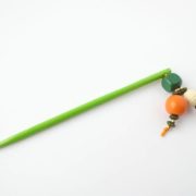 Le bijou d'écharpe vert de l'atelier Pamalussi.