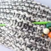 Le bijou d'écharpe vert piqué dans une grosse écharpe Pamalussi.