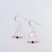 Les boucles d'oreilles roses avec chaîne argent.