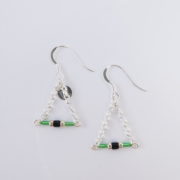 Les boucles d'oreilles vertes avec une chaîne en argent de type Jaseron.