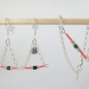 Les boucles d'oreilles assorties au bracelet rose avec chaîne en argent.