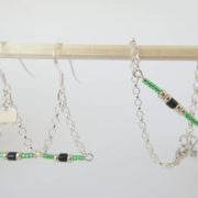 Le bracelet vert avec chaîne argent assorti aux boucles d'oreilles vertes.