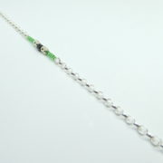 Les mailles de type Jaseron du bracelet vert avec chaîne argent.