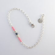 Le bracelet rose avec une chaîne en argent 925.