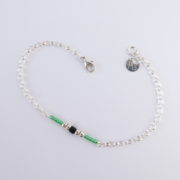 Le bracelet vert avec chaîne en argent et les perles Miyuki.