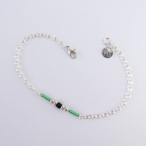 Le bracelet vert avec chaîne en argent et les perles Miyuki.