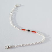 Le bracelet rouge avec chaîne en argent 925.