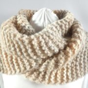 La grosse écharpe beige et sable Pamalussi.