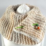 La grosse écharpe beige et sable Pamalussi avec un bijou d'écharpe.